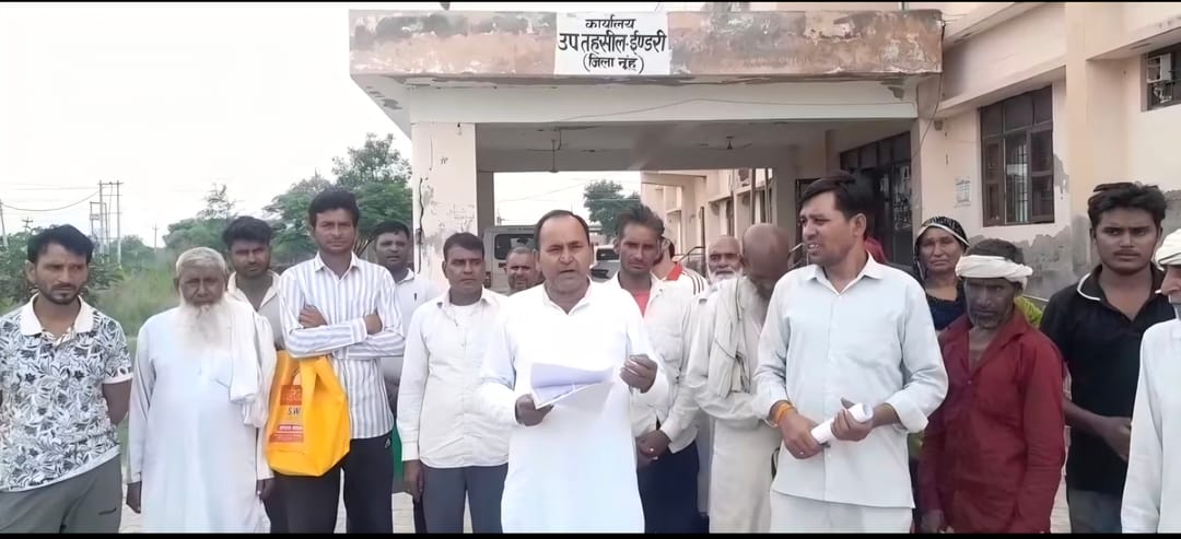 कार्यालय पहुंचकर अधिकारी व कर्मचारियों की ना आने की शिकायत करते हुए ग्रामीण।
