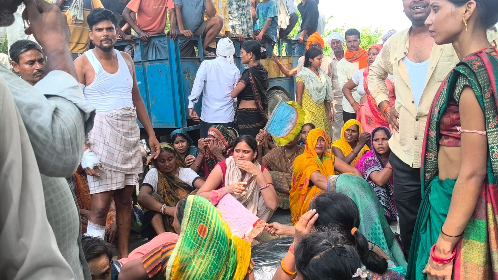 कस्ता ममरी मार्ग पर शव रखकर बैठे परिजन.....संवाद