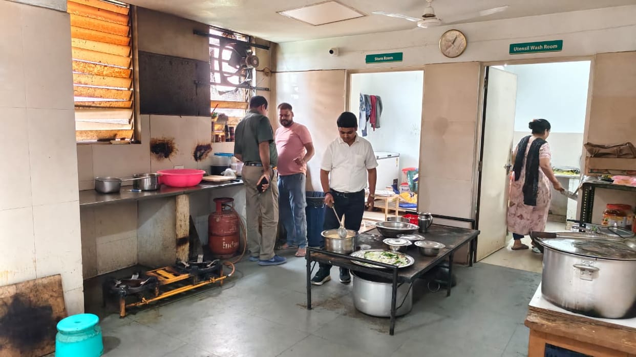 Food Department raids medical college canteen; 480 water pouches seized.