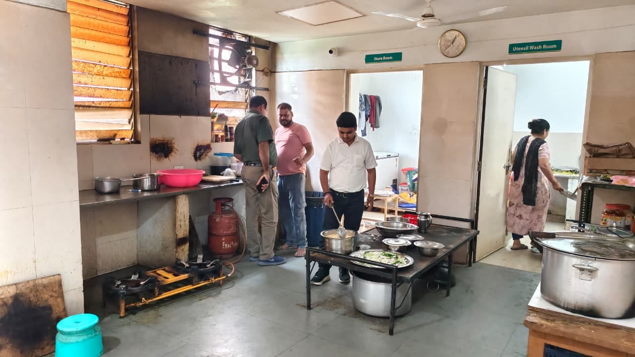 कैंटीन में खाद्य सामग्री को जांचते अधिकारी। स्रोत:प्रशासन