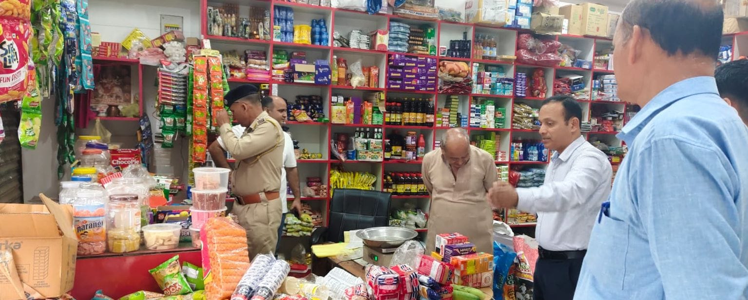 खंड स्तरीय फ्लाइंग स्क्वायड ने करसोग महाविद्यालय और विभिन्न स्कूलों के आसपास दुकानों की जांच कर