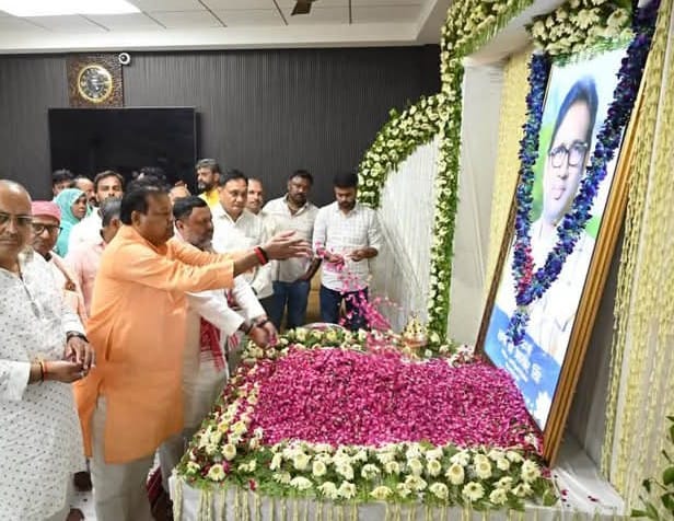 Several prominent leaders visited Umashankar Singh's residence and paid tribute
