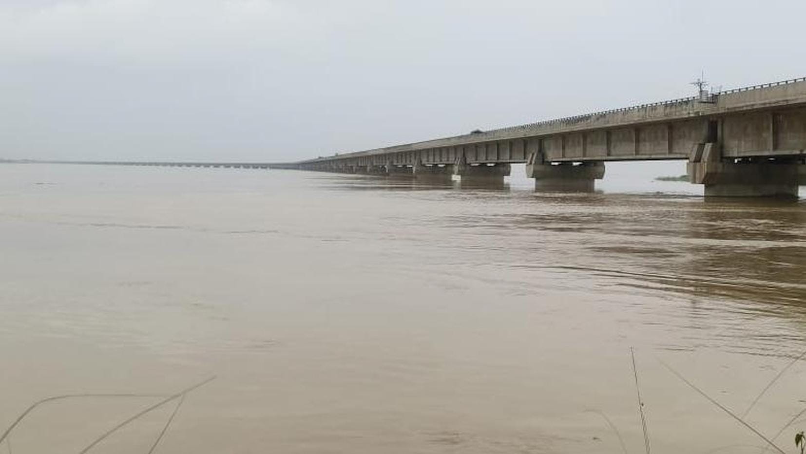 महसी के चहलारी घाट पर घटा सरयू नदी का जलस्तर। 