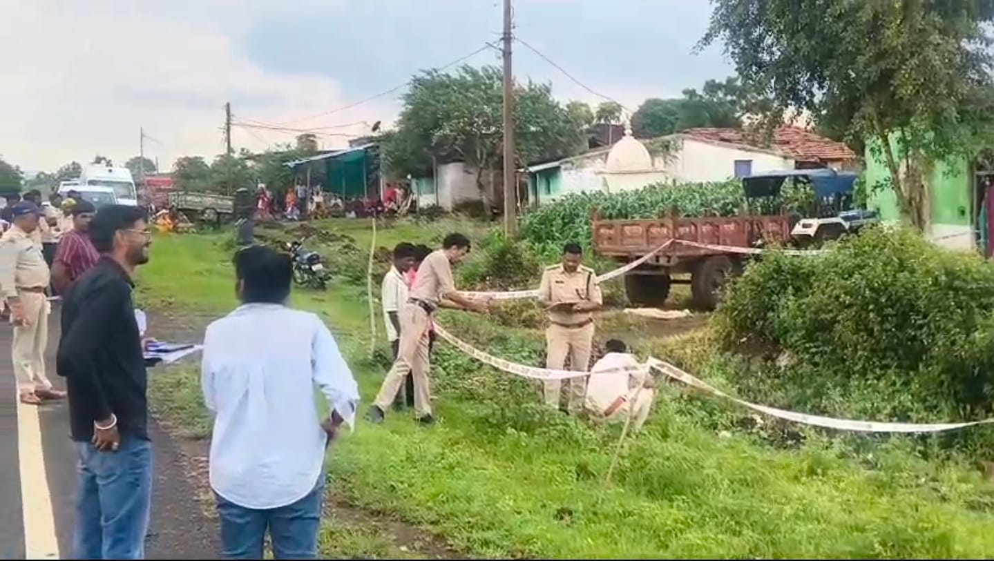 जांच करती पुलिस टीम