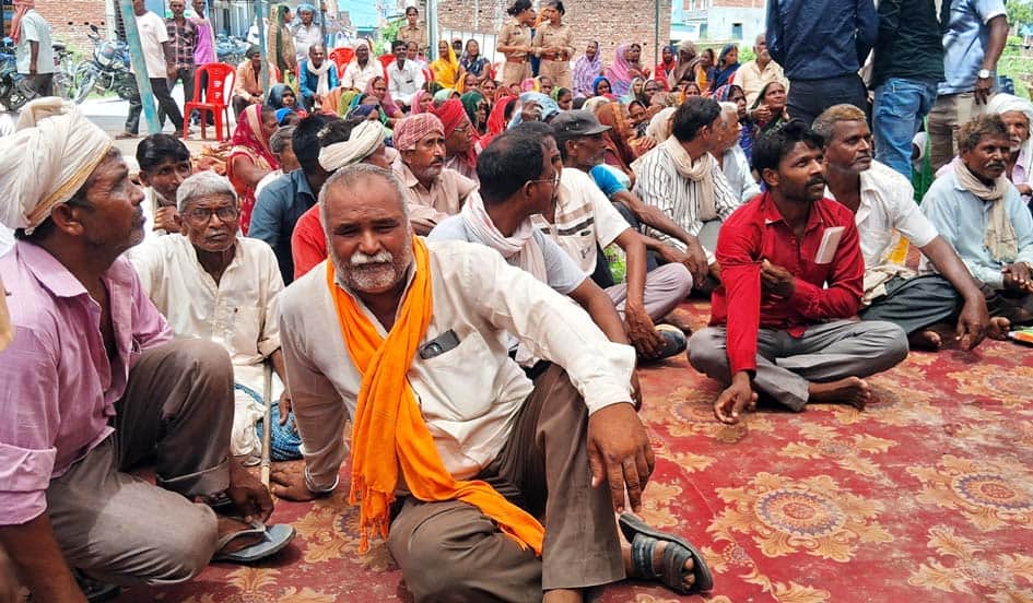 Villagers upset with the flaws in land consolidation staged a sit-in protest