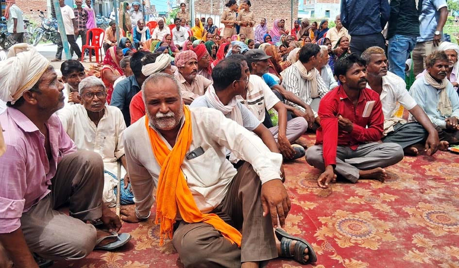 Villagers upset with the flaws in land consolidation staged a sit-in protest