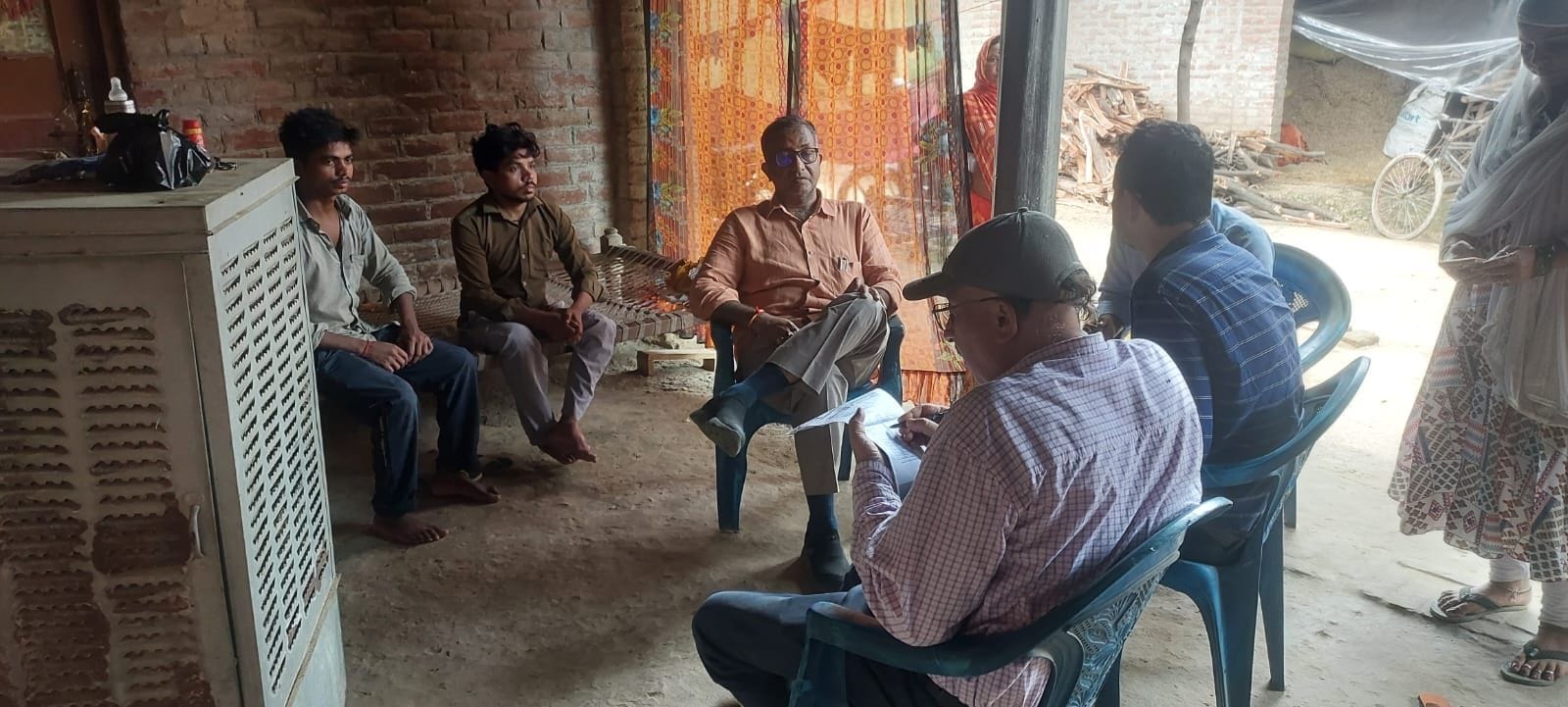 मोन गांव में कुत्ते के काटने के बाद वृद्ध की मौत के बाद जांच करती स्वास्थ्य विभाग की टीम। 
