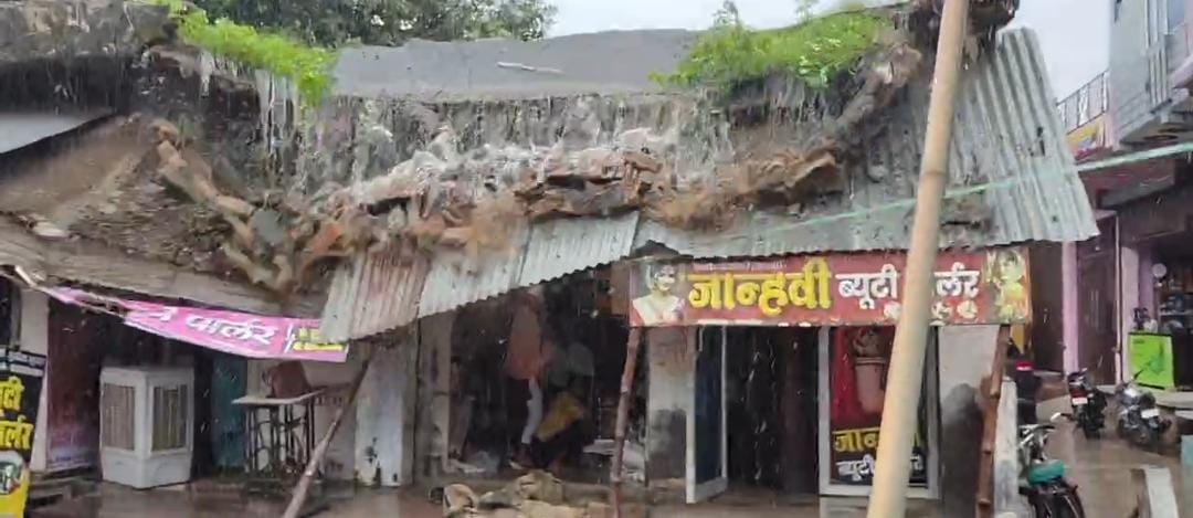 मार्केट का गिरता छज्जा। स्रोत: वीडियो ग्रोब