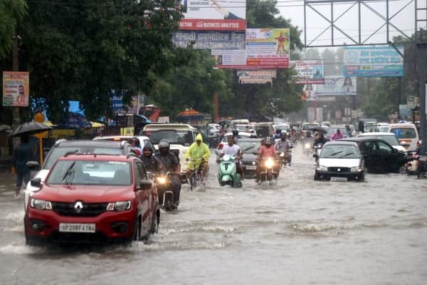 मेरठ पौड़ी हाईवे पर बिजनौर में आदर्श नगर के सामने हुए जलभराव से निकलते वाहन। संवाद