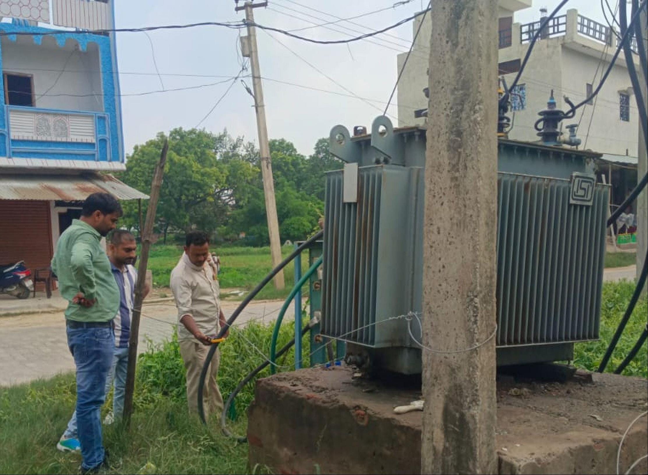 मुसाफिरखाना के भनौली में ट्रांसफार्मर को दुरुस्त करते ऊर्जा निगम कर्मी।-संवाद