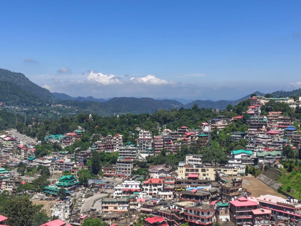Bright sunshine returned to the district after a week; temperatures rose by up to eight degrees.