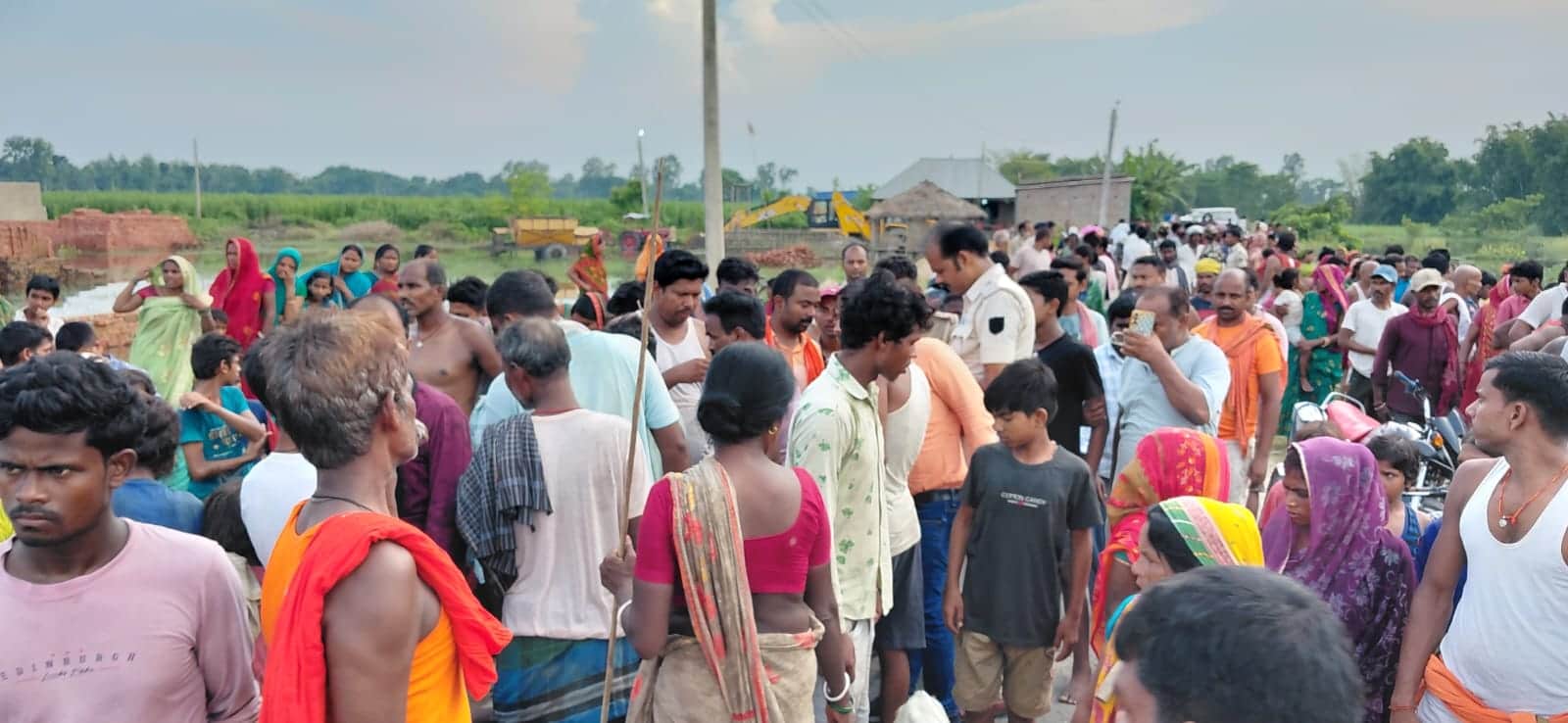 मौत के बाद जुटी लोगों की भीड़