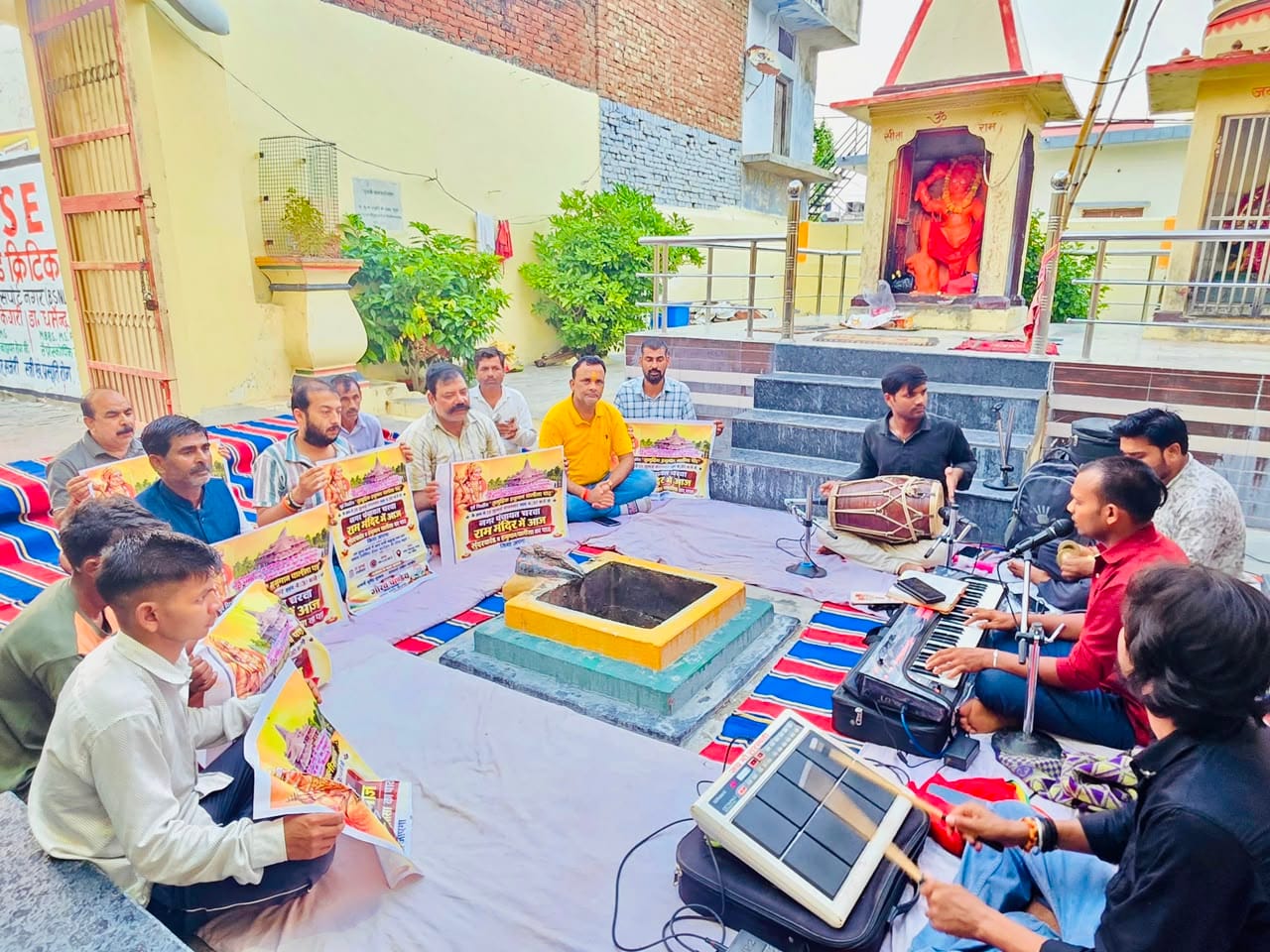 मंदिर में सुंदरकांड का पाठ करते कांग्रेसी। स्रोत: जिलाध्यक्ष