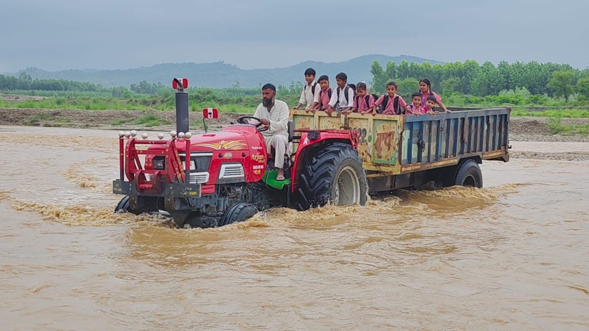 Yamuna Nagar News: नदी की तेज धार भी नहीं रोक पाई पढ़ाई की राह
