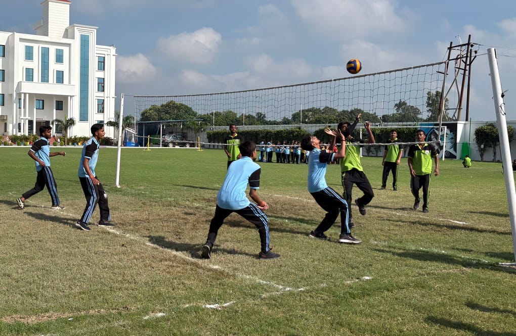 नगर के चंद्रा पब्लिक स्कूल में आयोजित वॉलीबॉल प्रतियोगिता में प्रतिभाग करते छात्र। संवाद