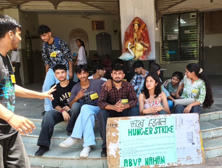 Sirmour News: फीस वृद्धि और छात्र संघ चुनावों बहाली को लेकर भूख हड़ताल पर उतरे छात्र