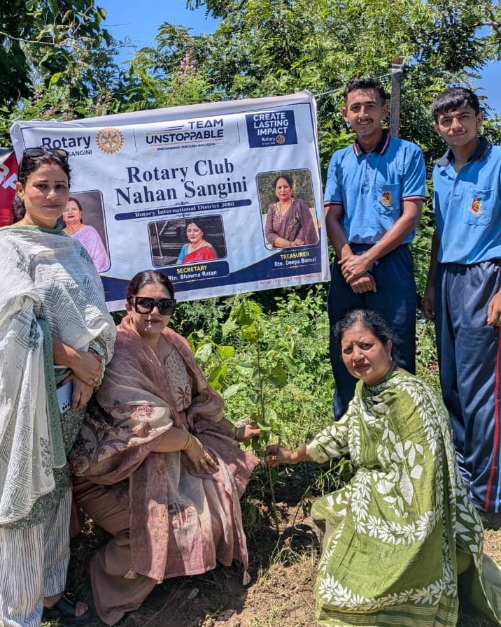 नाहन कॉलेज में पौधे लगाती रोटरी संगिनी नाहन क्लब की महिलाएं। संवाद