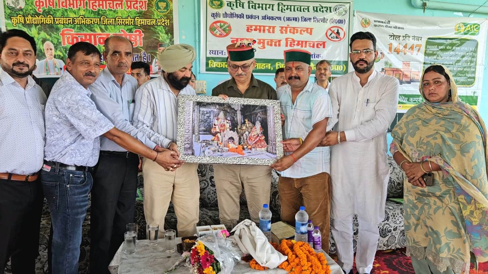 नाहन विकास खंड के पालियों में किसान गोष्ठी में विधायक अजय सोलंकी को सम्मानित करते विभाग के अधिक