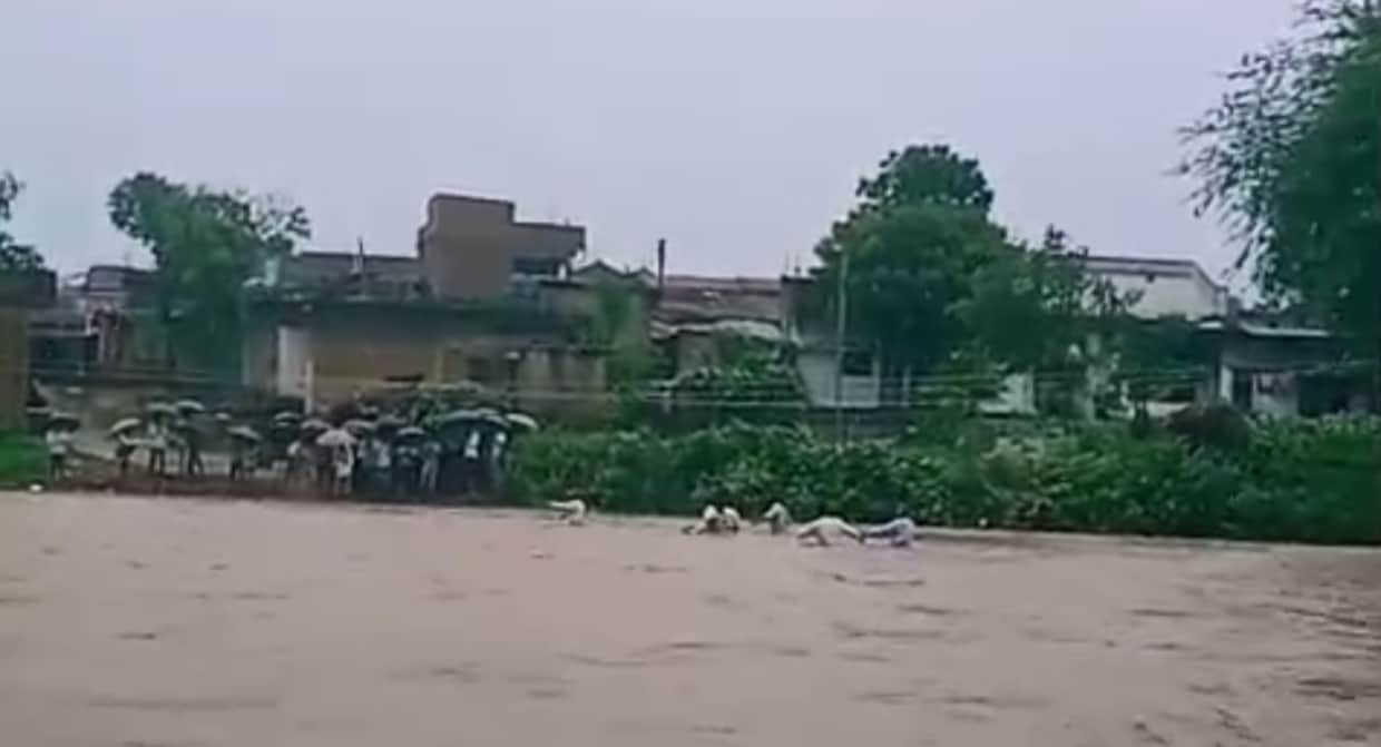 नाले में बहा युवक, ग्रामीणों ने बचाया।