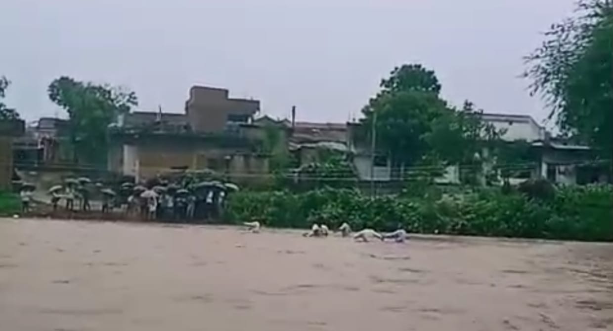 नाले में बहा युवक, ग्रामीणों ने बचाया।