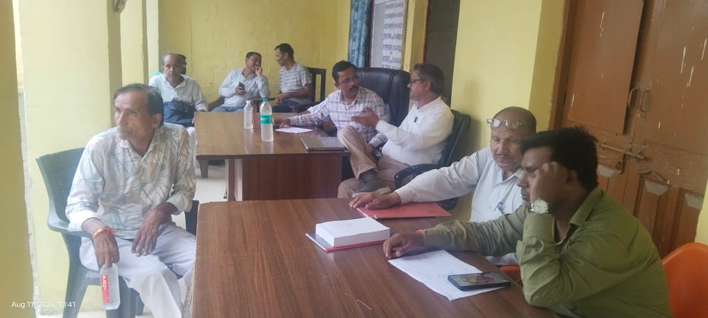 नीलामी के दौरान मौजूद कृषि अधिकारी व खाद व्यापारी।संवाद