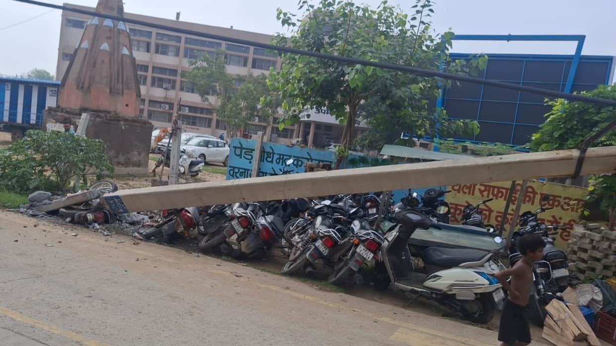 Police bus crashes into electric pole; five motorcycles and two pushcarts damaged
