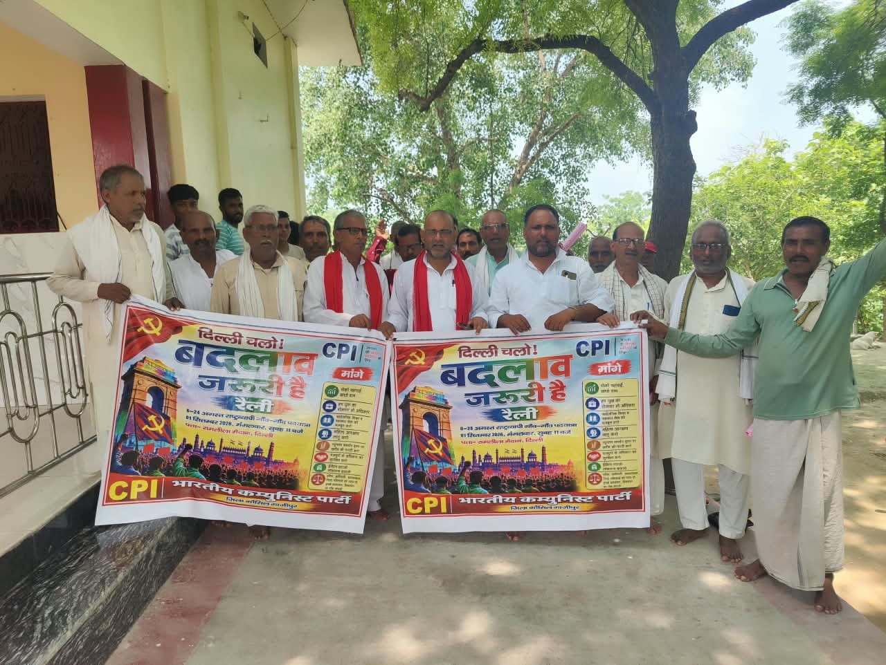 नंदगंज के सिहोरी में पदयात्रा निकालते भाकपा कार्यकर्ता-संवाद
