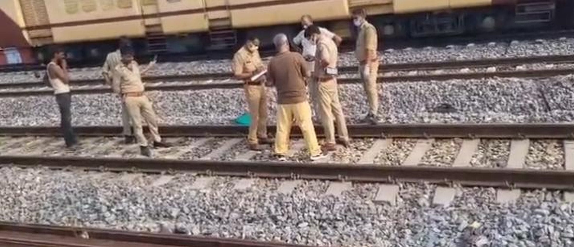 रूपामऊ रेलवे स्टेशन के पास रेल ट्रैक पर अग्निवीर जवान का शव मिलने के बाद जांच करती पुलिस। 