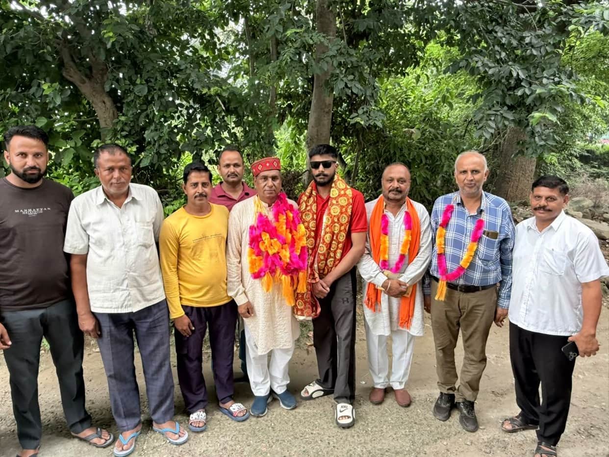 Arman Khan and Ankush Chaudhary return home from Russia.