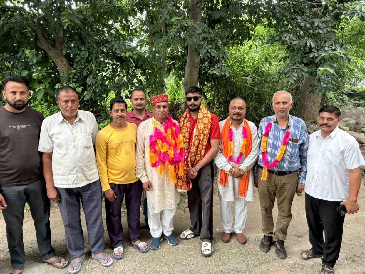 Arman Khan and Ankush Chaudhary return home from Russia.