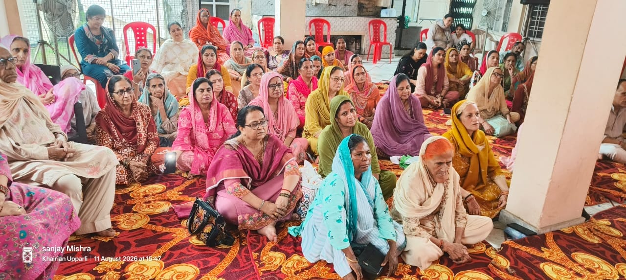 औद्योगिक क्षेत्र बिलासपुर के लक्ष्मी नारायण मंदिर में आयोजित कथा में मौजूद श्रद्धालु। संवाद