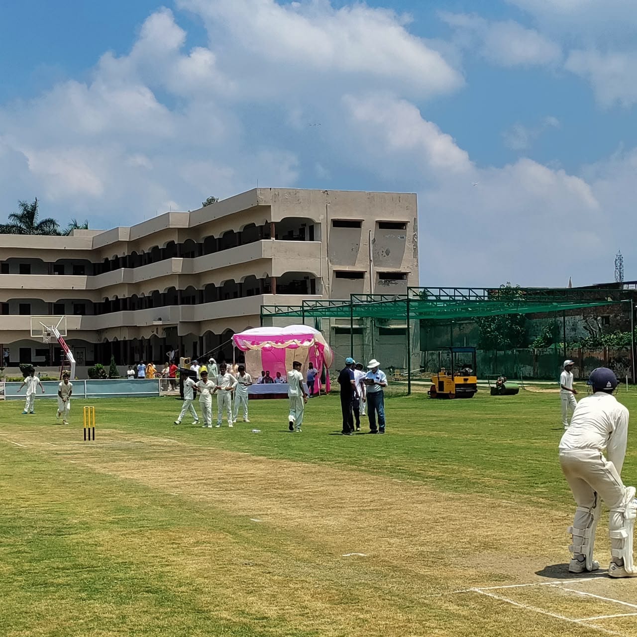 पचपेड़िया स्थित एकेडमी में चयन-ट्रायल में शामिल क्रिकेट खिलाड़ी संवाद