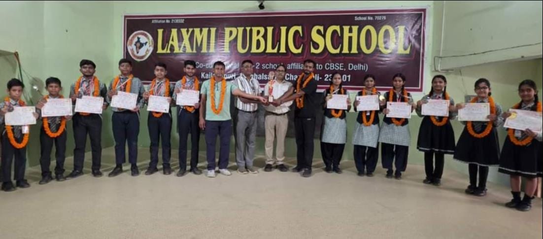 पीडीडीयू नगर के लक्ष्मी पब्लिक स्कूल में खिलाड़ियों को सम्मानित करते प्रधानाचार्य बिंदू प्रक