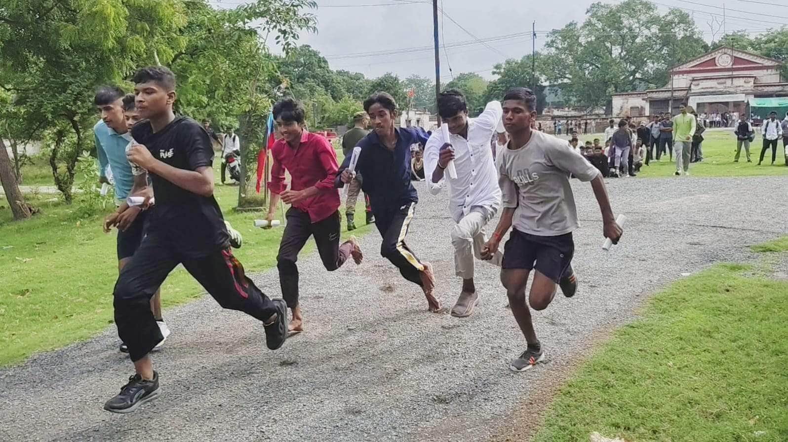 पीडीडीयू नगरकके इंडियन इंस्टीट्यूट में दौड़ लगाते एनसीसी के छात्र। स्रोत:-जागरूक पाठक