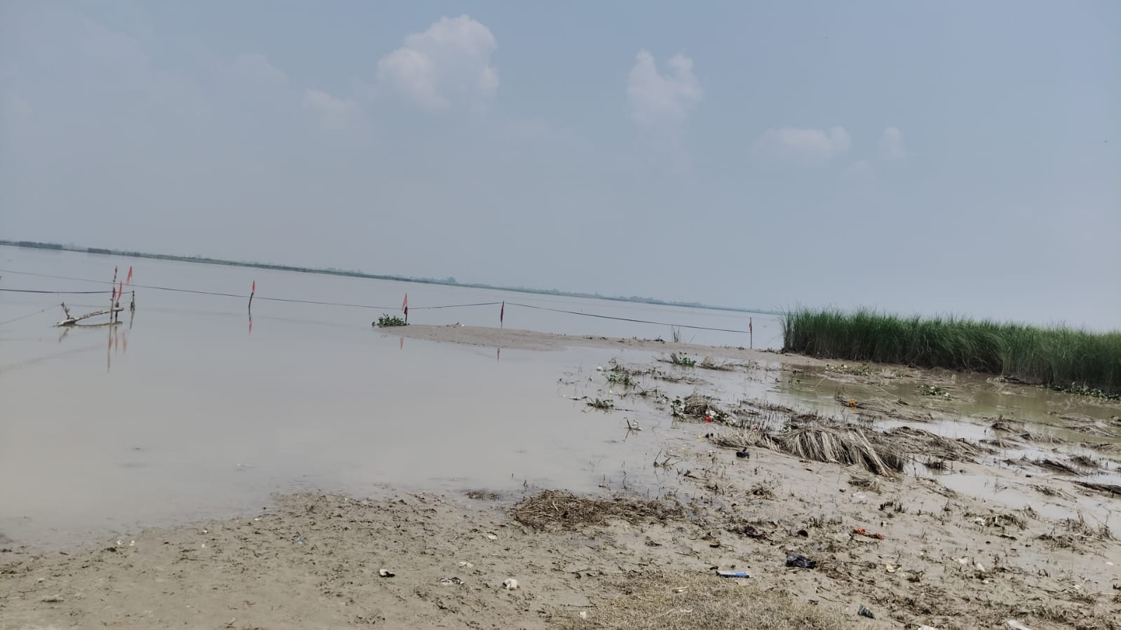 राजेसुल्तानपुर के चाडीपुर घाट के निकट कम होता सरयू नदी का पानी। संवाद