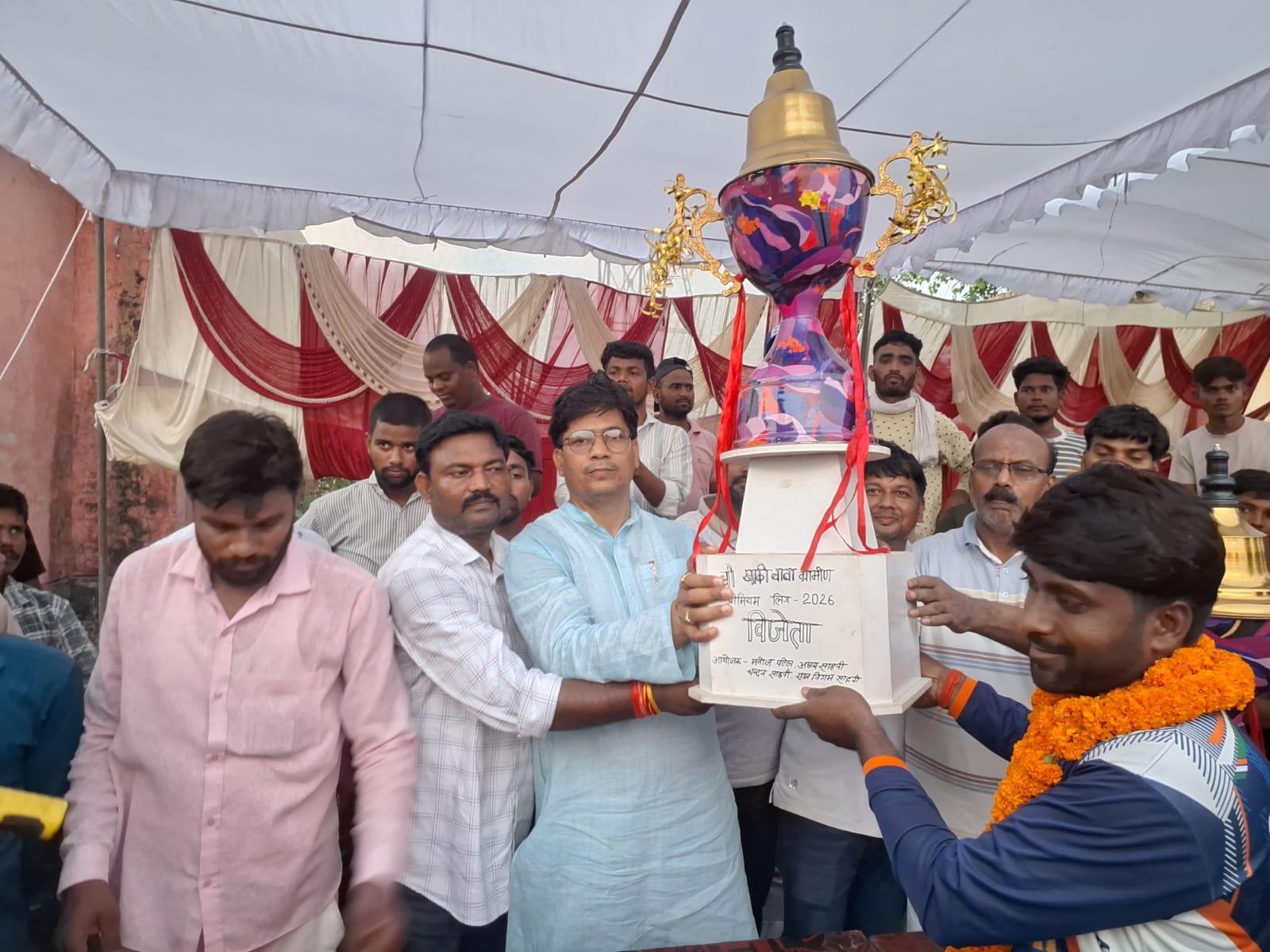 सुग्गी चौरी में आयोजित क्रिकेट प्रतियोगिता के फाइनल मुकाबला की विजेता माऊरबोझ की टीम को शिल्ड 