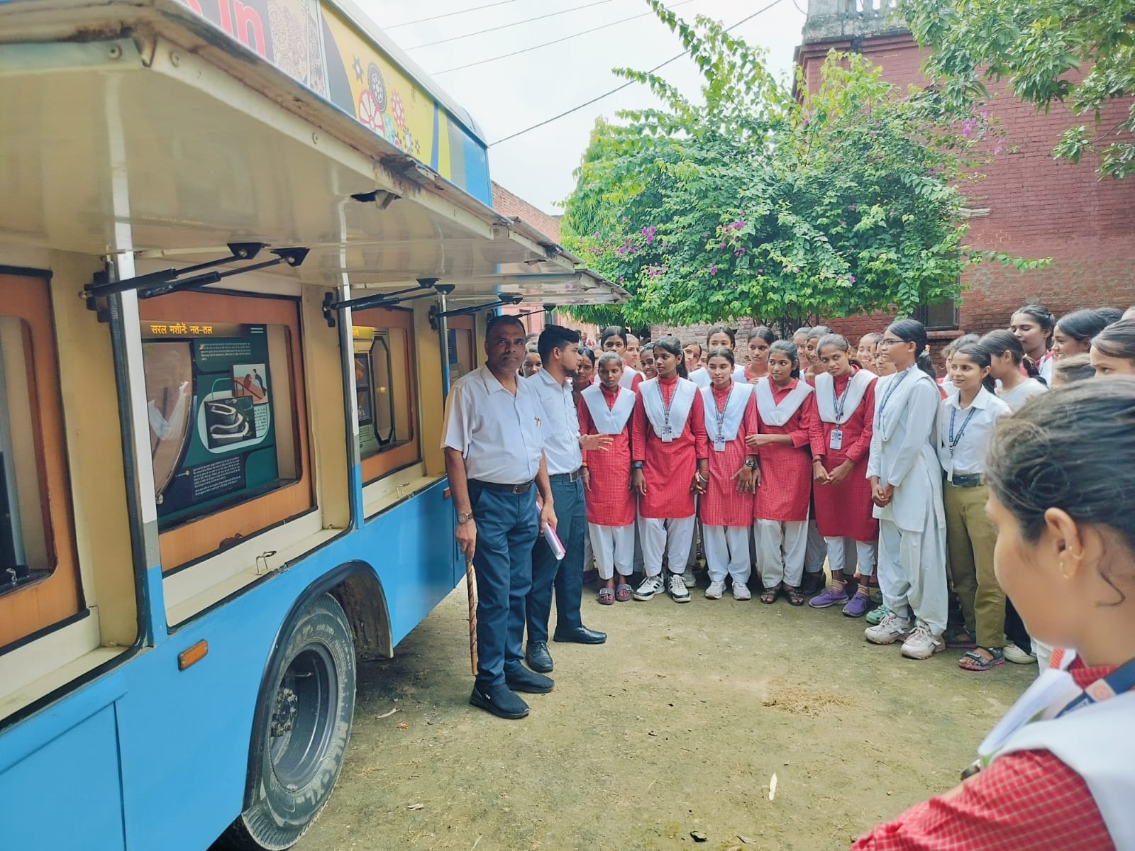 सिंगरामऊ में स्थित इंटर कॉलेज में विज्ञान प्रदर्शनी का जानकारी करते शिक्षक, विद्यार्थी । संवा