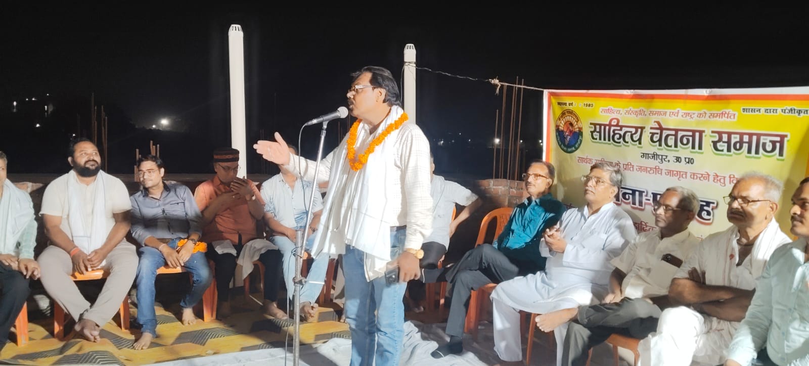 साहित्य चेतना समाज की ओर से जंगीपुर में आयोजित कवि सम्मेलन में प्रस्तुति देते कवि-संवाद