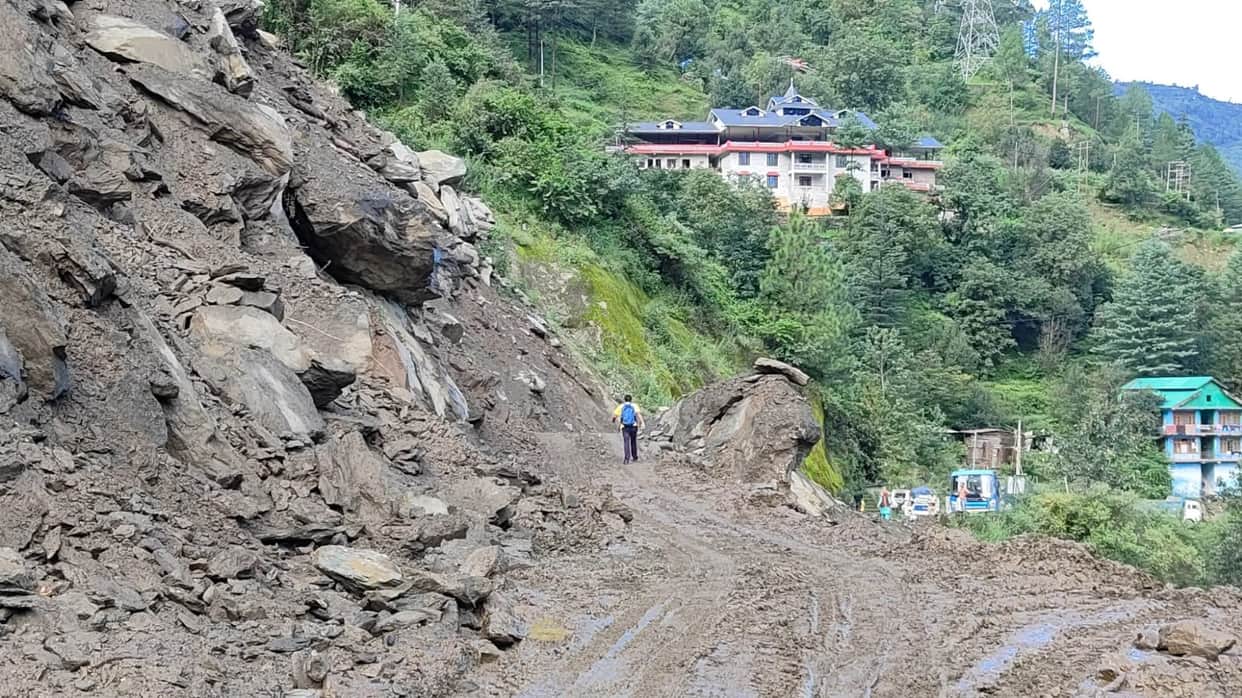 Sainj-Neuli road restored after 15 hours; people breathe a sigh of relief.