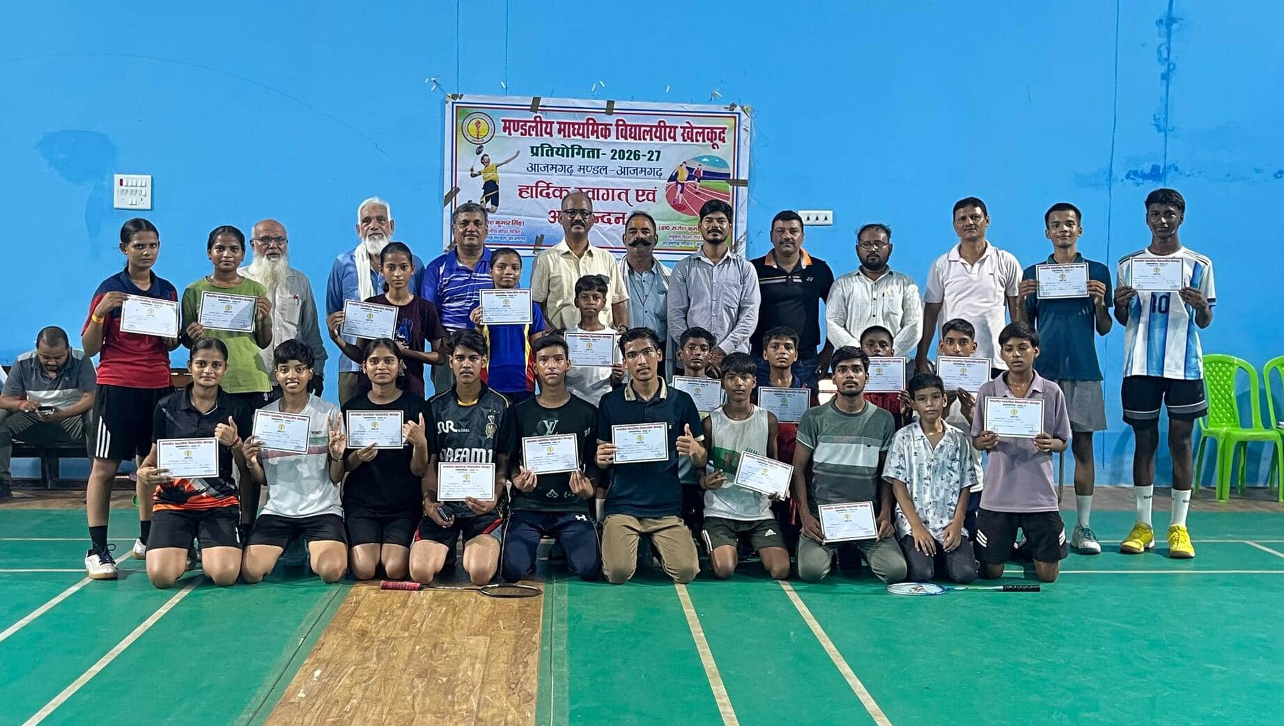 सुखदेव पहलवान स्पोर्ट्स स्टेडियम में प्रमाण पत्रों के साथ खिलाड़ी। श्रोत-खेल विभाग