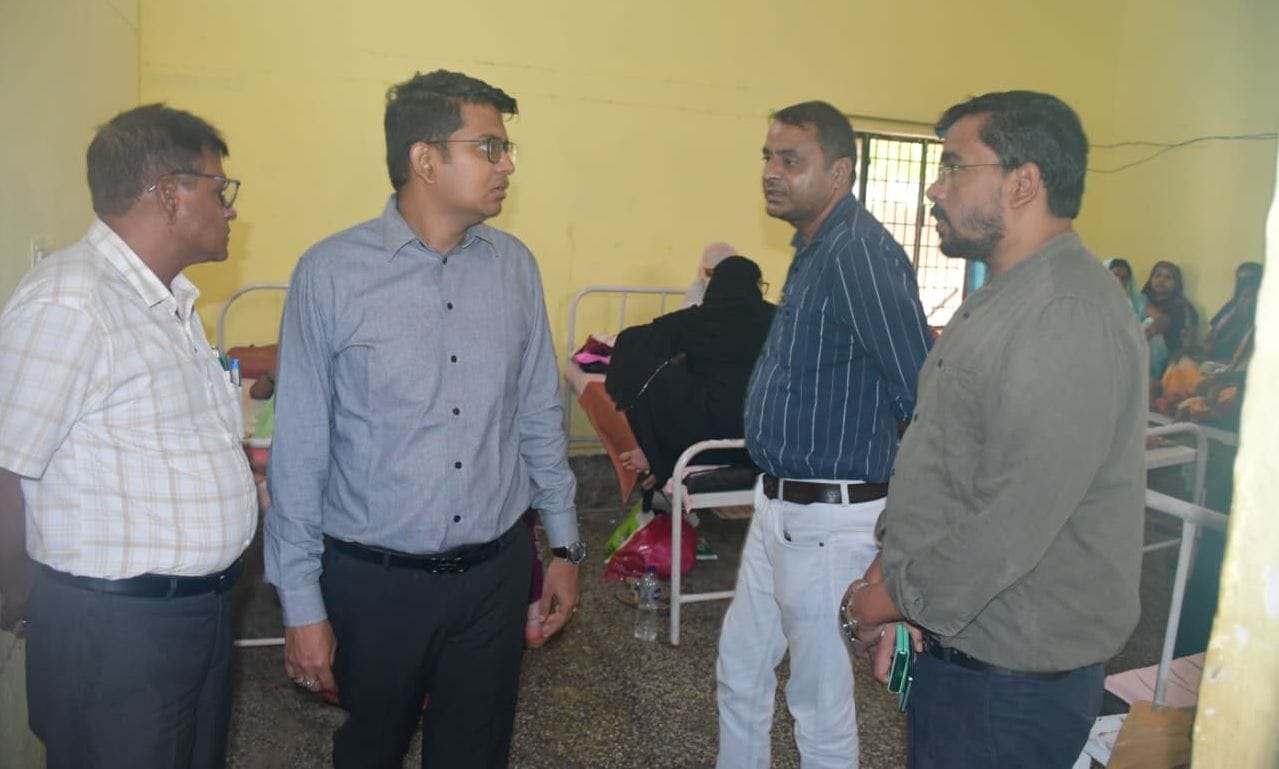 सामुदायिक स्वास्थ्य केेंद्र मिठवल का निरीक्षण करते डीएम शिवशरणप्पा जीएन। स्रोत विज्ञप्ति