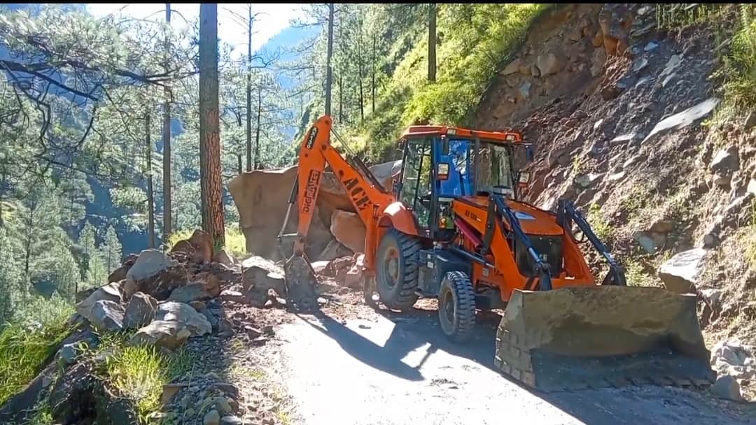 Landslide causes road collapse in Seripul, halting traffic