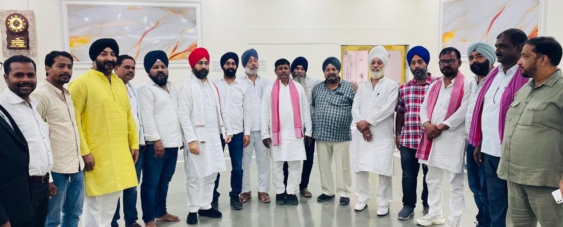 सिंधी कॉलोनी में आयोजित समाजवादी पीडीए जन पंचायत में मौजूद सपाई व व्यापारी। 