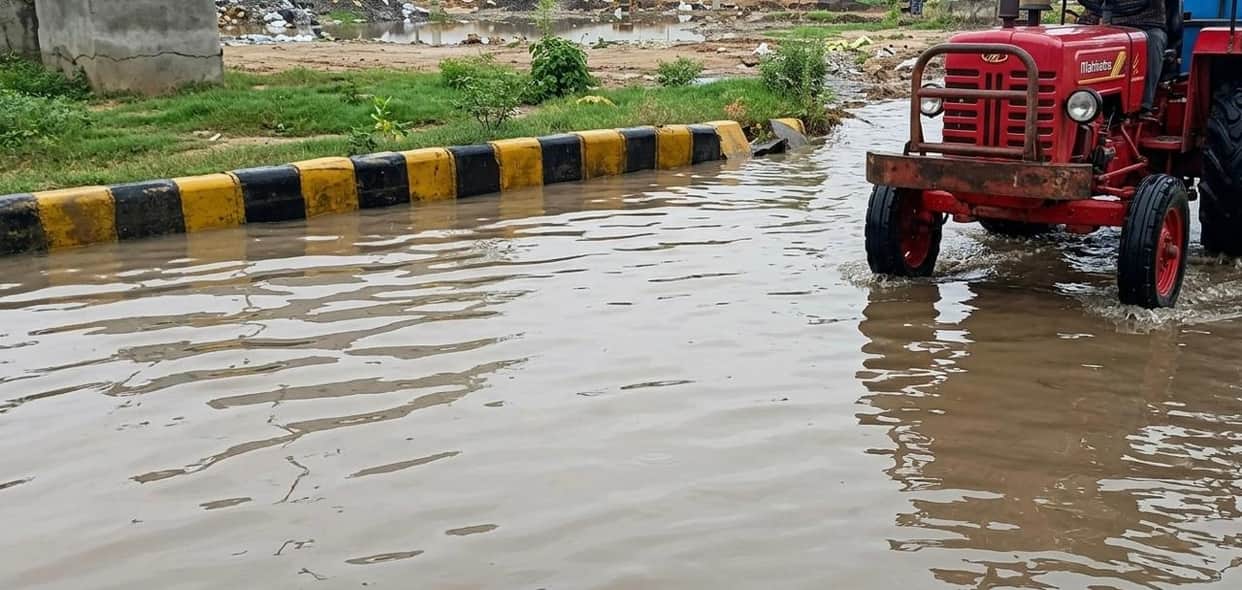 Waterlogging in Sector-77 persists for three days.
