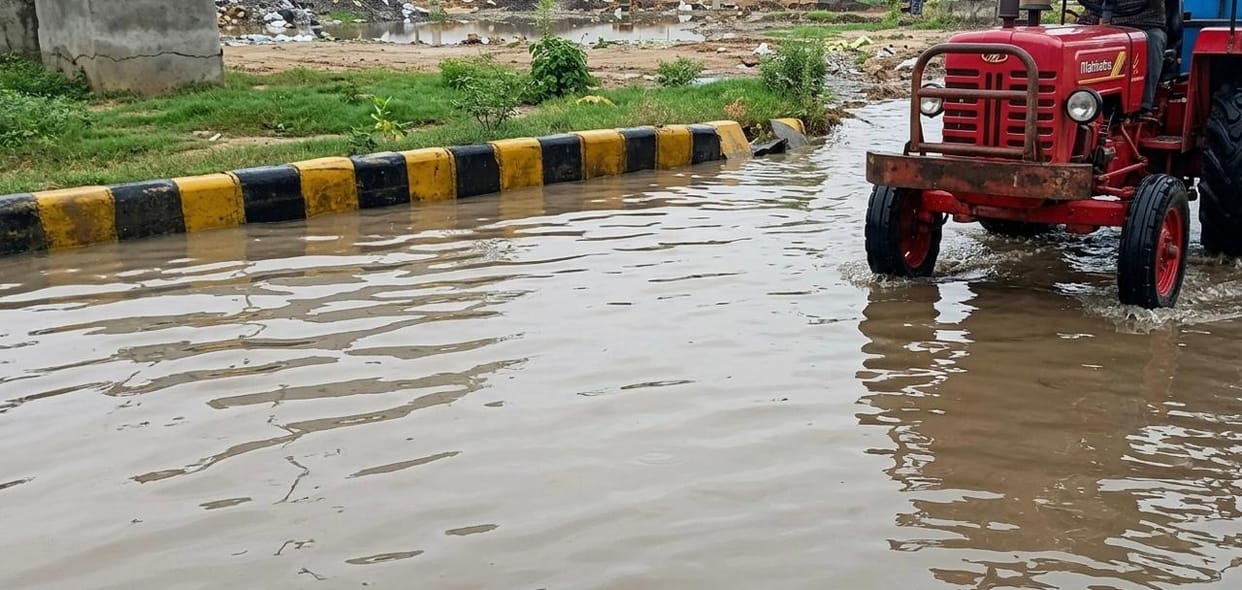 Waterlogging in Sector-77 persists for three days.