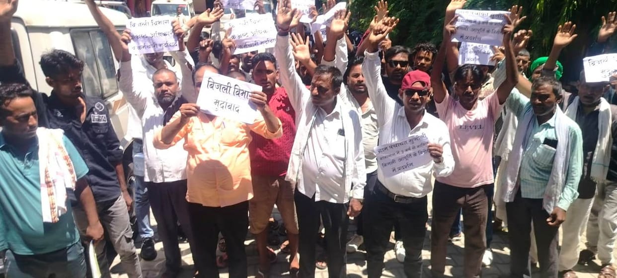 Villagers staged a protest over the power crisis in Sujauli.
