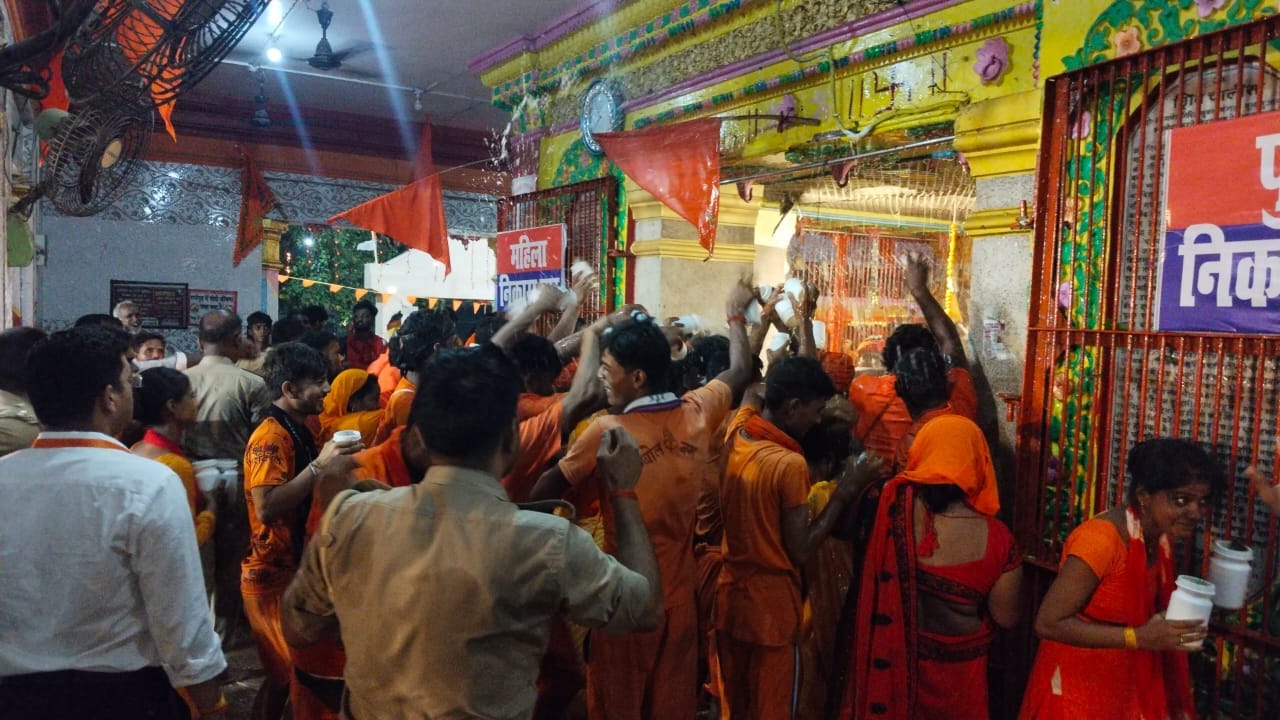 सावन के शिवरात्रि पर भदेश्वरनाथ में जलाभिषेक के लिए जाते कतार में लगे श्रद्धालु संवाद