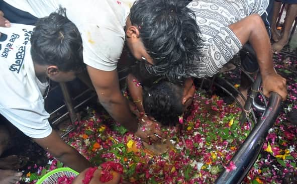 Crowd of devotees thronged the Buddheshwar Mahadev Temple