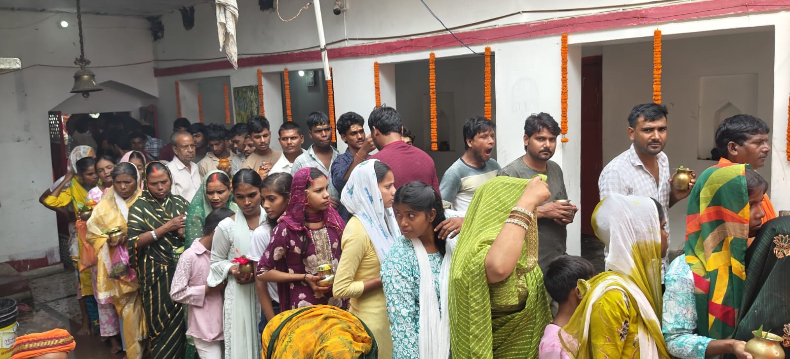 सावन माह के शिवरात्रि पर्व पर नगर के तिलेश्वरनाथ मंदिर में जलाभिषेक के लिए लगी श्रद्धालुओं की