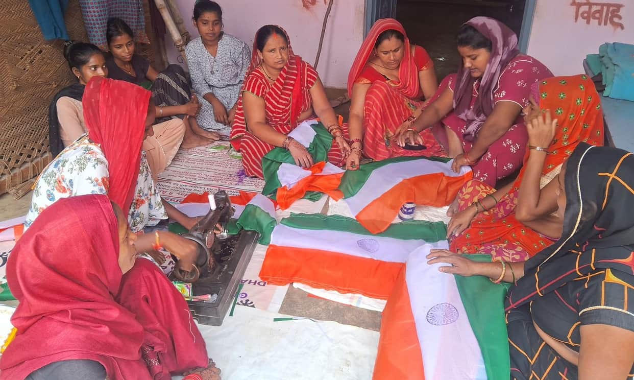 176 women are making 1.50 lakh flags.